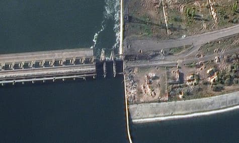 россияне сильно повредили дамбу Каховской ГЭС — спутниковые снимки