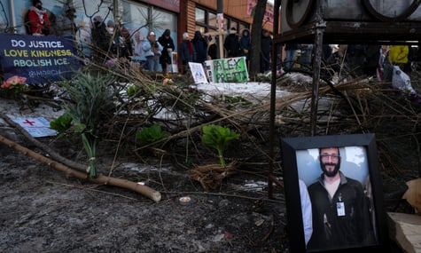 Фотографія 37-річного Алекса Претті в районі, де його застрелили федеральні агенти в Міннеаполісі, штат Міннесота, 24 січня 2026 року