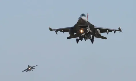 США змогли навчити лише обмежену кількість пілотів на F-16, бо в Україні їх бракує — Салліван