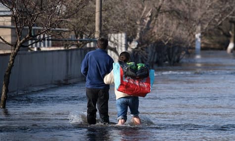 Flooding in Kramatorsk, Clinton's confession: last night's highlights