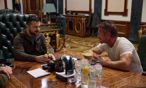 Американський актор Шон Пенн привіз Зеленському свій «Оскар». Статуетка зберігатиметься в Україні до перемоги