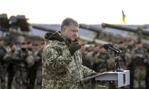 «Не треба купувати сірників і солі»: Порошенко запевнив, що воєнний стан не призведе до обмежень