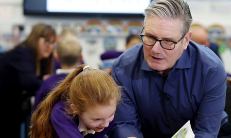 Британський прем'єр повторив зі школярами трендовий TikTok-рух. Згодом виявилося, що в закладі його забороняють