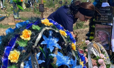 «В кузове лежала на еще теплой груди погибшего мужа и просила его не волноваться»