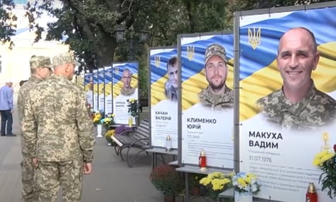 На Чернігівщині  біля меморіалу загиблим воїнам дівчина заспівала пісню росіянина, що підтримує «ДНР». Її шукають