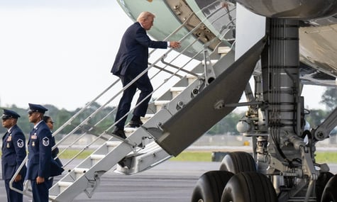 У Флориді виявили ймовірну стоянку снайпера з оглядом на літак Трампа. Після цього він зайшов на борт по короткому трапу