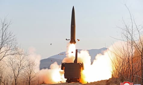 Северная Корея заявила об испытаниях железнодорожной ракетной системы. Ракеты запустили после критики санкций от США