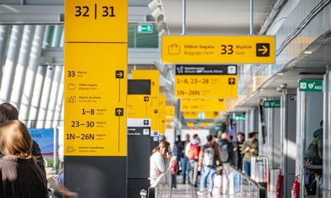 У Польщі українку не пустили в літак через жартівливий напис «бомба» на її чолі