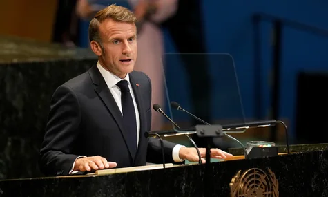 Франція передислокує свій атомний авіаносець у Середземне море, щоб допомогти союзникам на Близькому Сході — Макрон