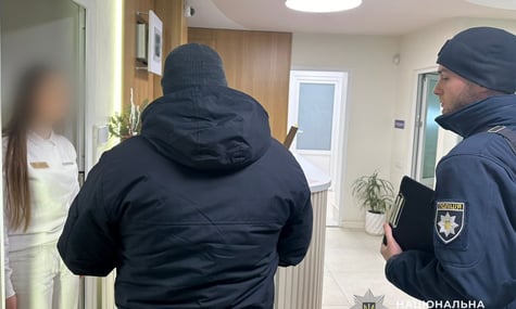 Поліціянти проводять слідчі дії у стоматологічній клініці, де на прийомі у лікаря 12-річна дівчинка отримала анафілактичний шок Поліціянти проводять слідчі дії у стоматологічній клініці, де на прийомі у лікаря 12-річна дівчинка отримала анафілактичний шок