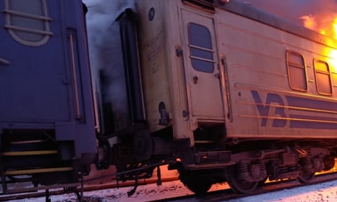 «Шахеди» вдарили по пасажирському потягу із сотнями пасажирів на Харківщині. Є загиблі й поранені (ОНОВЛЕНО)