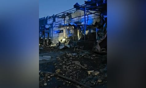 Наслідки російського удару по розподільчому центру VARUS у Дніпрі
