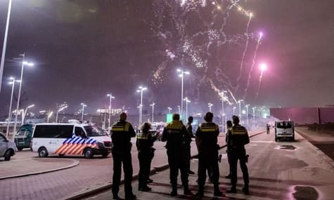 У Нідерландах поліцейських та пожежників закидали феєрверками під час святкування Нового року