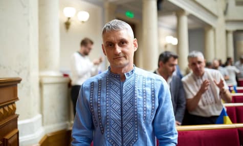 Новый депутат от «слуг» принял присягу вместо Холодова, который с января не ходил в Раду