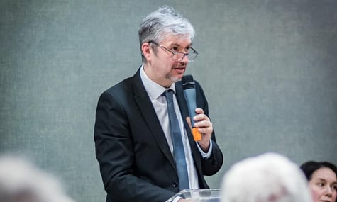 Угорського депутата оштрафували за зрив виступу Орбана: увімкнув його антиросійську промову 18-річної давнини