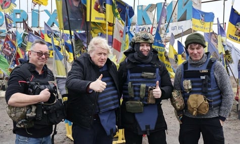 «Я тут, бо путін дуже хоче взяти це місто». Борис Джонсон відвідав Запорізький напрямок та написав звідти репортаж