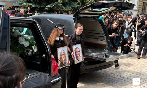 Батько загинув на фронті, доньок убила російська ракета. У Києві попрощалися з Вірою та Любавою Яковлєвими