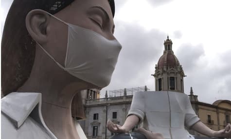 «Арестуйте меня, не могу больше сидеть дома с мамой» Репортаж из самого строгого карантина в Европе — испанского