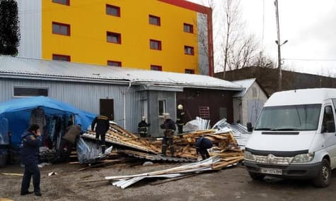 На Житомирщині вітром зірвало дах з будівлі, загинула жінка