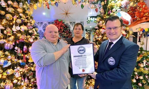 Подружжя німців встановило у своєму будинку 350 різдвяних ялинок