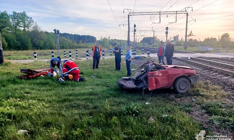 На Рівненщині пасажирський потяг зіткнувся з авто: двоє загиблих