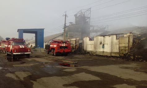 На Харківщині сталася пожежа на складах із зерном