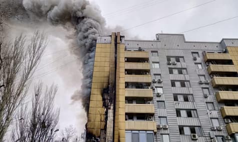 У Дніпрі загорівся офіс мережі магазинів «АТБ». Вогонь охопив 7 поверхів