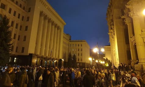 «Ніч на Банковій-2»: до Офісу президента прийшли активісти із вимогою розслідувати вбивство Гандзюк