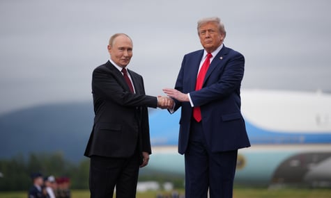 Ілюстративне фото. Лідер росії володимир путін і президент США Дональд Трамп під час зустрічі на Алясці
