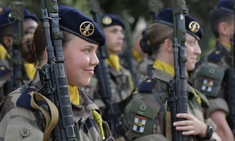 Макрон пропонує «мобілізувати» для «підсилення» армії більше молодих добровольців