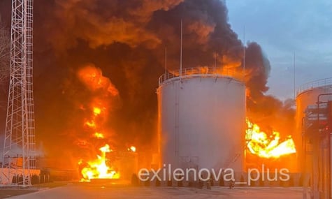 У Краснодарському краї палає нафтобаза. Сотні БпЛА атакують Москву (ВІДЕО)