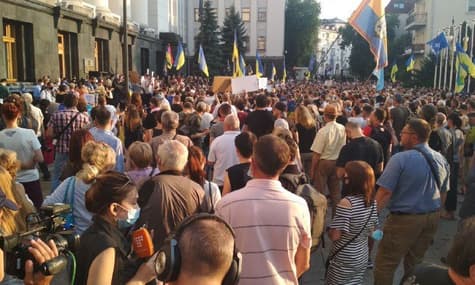 Під Офісом президента протестують проти «всеосяжного перемир'я» на Донбасі