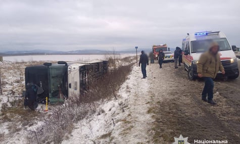 На Івано-Франківщині перекинувся рейсовий автобус: є загиблий та постраждалі