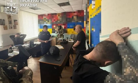 Заступника командира армійського корпусу та його підлеглих підозрюють у поборах із військових. Вони вже внесли заставу