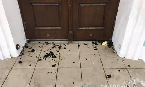 У двері Андріївської церкви кинули пляшки із запальною сумішю