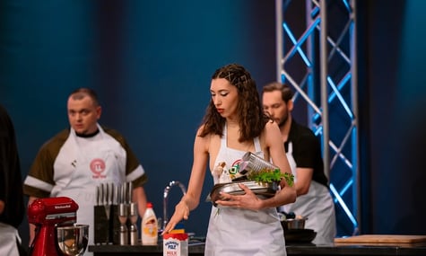 Штурманка транспортної ескадрильї брала участь у шоу «МастерШеф», коли мала лежати у шпиталі. Водночас їй нараховували виплати