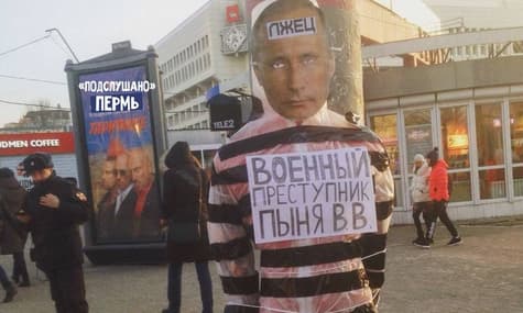 У російській Пермі прив'язали до стовпа опудало Путіна з написом «Військовий злочинець»