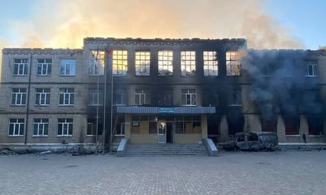 В Авдеевке россияне обстреляли школу «Градами» с магниевым зарядом — глава ОВА