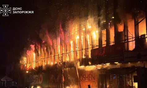 росіяни масовано атакували Запоріжжя. Під ударом були багатоповерхівки та торговельний центр