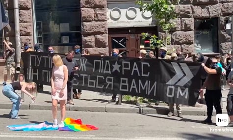 Дівчину, яка топтала прапори ЛГБТІК+ під час маршу «КиївПрайд», звільнили з роботи