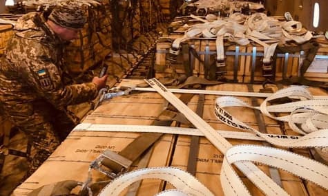 В Україну прилетів уже дев'ятий літак із військовою допомогою від США
