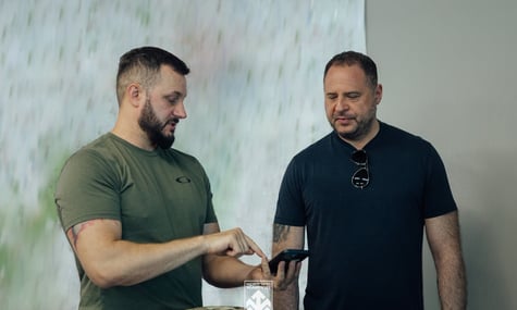 Командир 2 корпусу Національної гвардії України «Хартія» Ігор Оболєнський з ексочільником Офісу президента Андрієм Єрмаком Командир 2 корпусу Національної гвардії України «Хартія» Ігор Оболєнський з ексочільником Офісу президента Андрієм Єрмаком