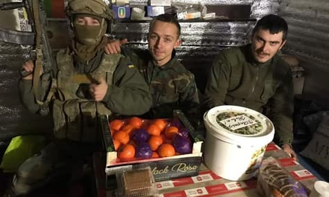 «Салат для солдат»: військовим на Донбасі приготували 20 відер олів'є