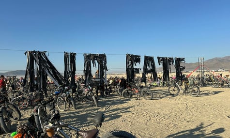 Знищену «Чорну хмару» на Burning Man переробили на нову інсталяцію: культова фраза з «Термінатора»