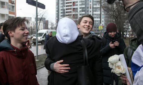 «Страна исчезает, страна уходит, а мы варимся в собственном котле»: что сказал Егор Жуков в интервью «Новой газете»