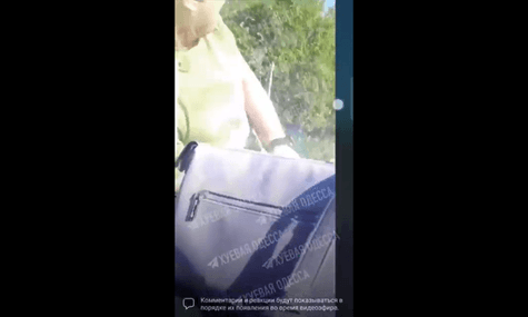 В Одессе мужчина провез работника ТЦК на капоте. Военный травмирован