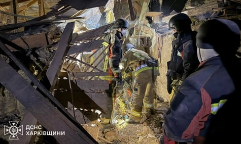 Окупанти скинули на Ізюм авіабомби: з-під завалів дістали тіла подружжя