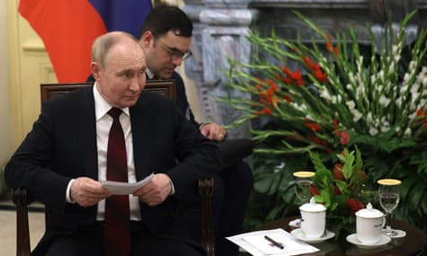путин: россия не будет выводить войска из Украины для переговоров