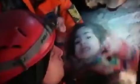 Землетрясение в Турции: спасатели освободили из-под завалов 2-летнюю девочку с матерью