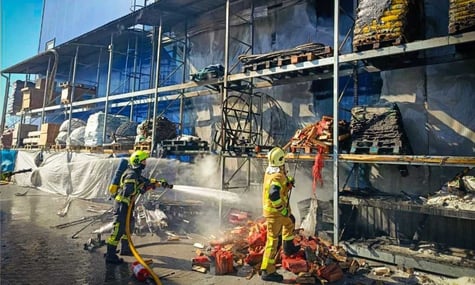 Рятувальники ліквідовують пожежу, що спалахнула в «Епіцентрі» в Борисполі Рятувальники ліквідовують пожежу, що спалахнула в «Епіцентрі» в Борисполі